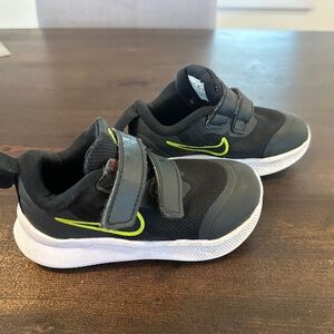 Nike Kids Grey White Green Running Shoes Size 6C